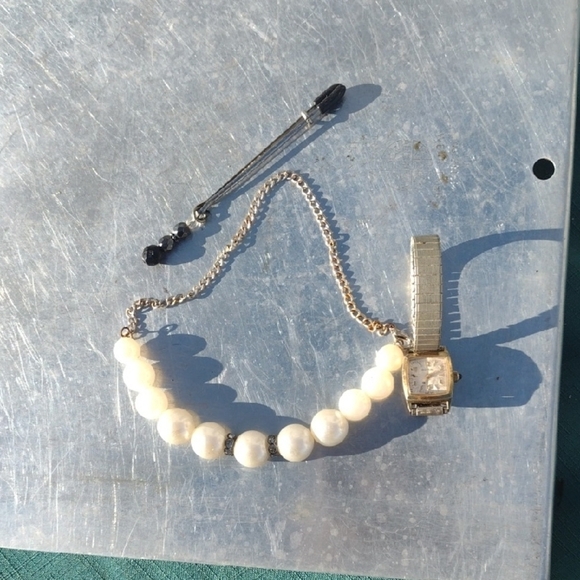 Elegant White Pearl Bracelet with Silver Accents&Scarf Pin&17 Jewels Bulova - Picture 1 of 5
